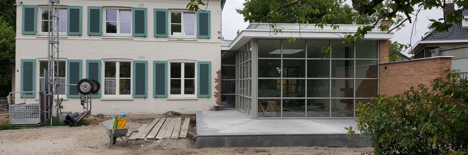 Exterieur moderne uitbouw woonhuis Den Bosch