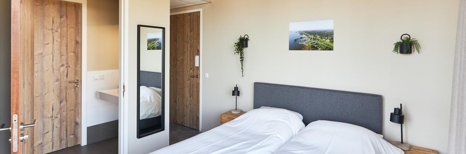RCN-Zeewolde-vakantiepark-aan-het-water-groepsaccommodatie-'t-wolderwijd-slaapkamer